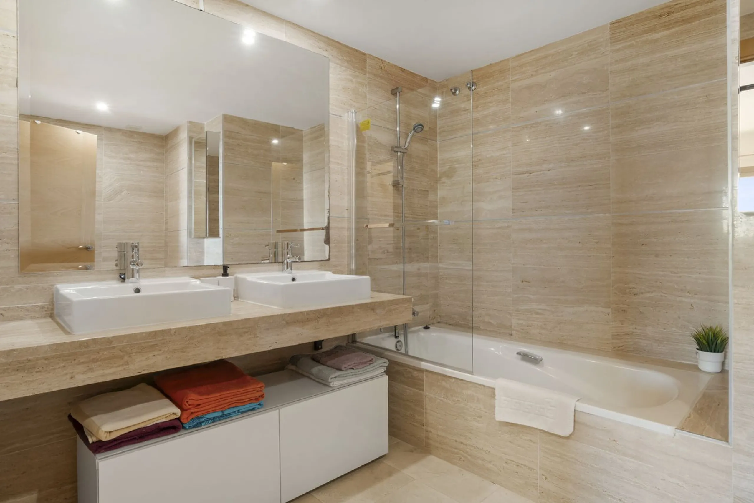 We are proud to present this luxurious ground-floor apartment, located within an exclusive gated and secure community renowned for its abundance of swimming pools and beautifully maintained green spaces.