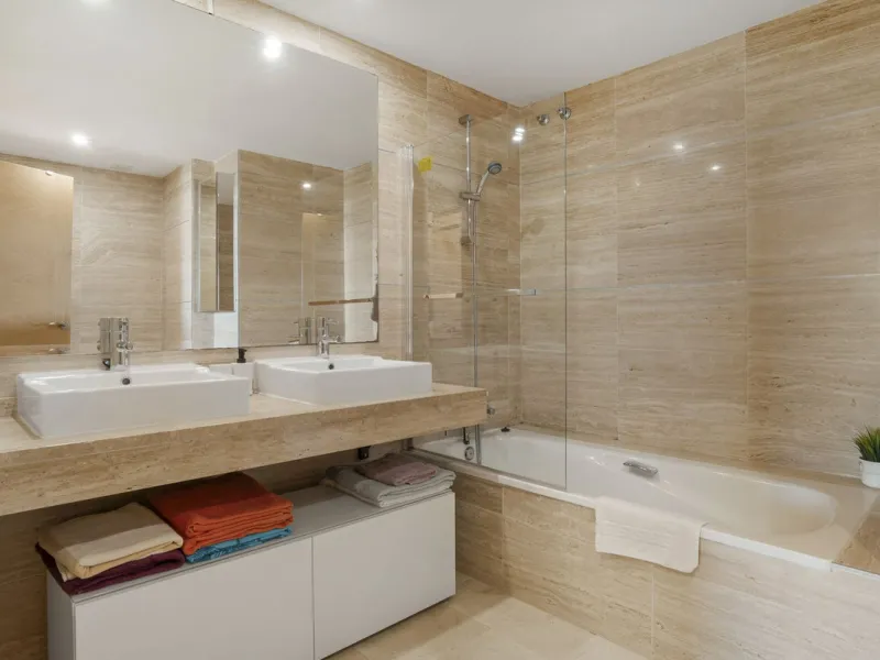We are proud to present this luxurious ground-floor apartment, located within an exclusive gated and secure community renowned for its abundance of swimming pools and beautifully maintained green spaces.
