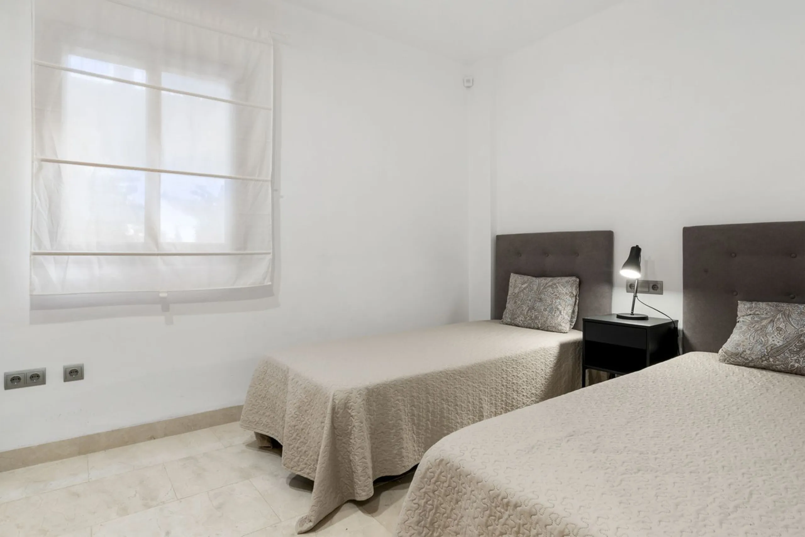 We are proud to present this luxurious ground-floor apartment, located within an exclusive gated and secure community renowned for its abundance of swimming pools and beautifully maintained green spaces.