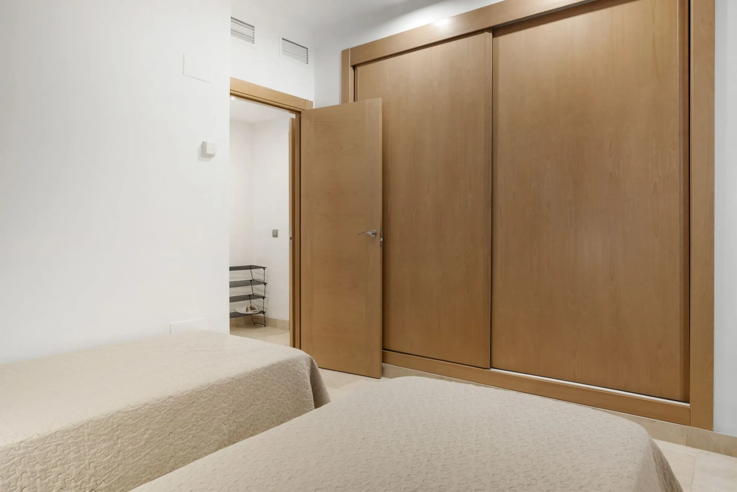 We are proud to present this luxurious ground-floor apartment, located within an exclusive gated and secure community renowned for its abundance of swimming pools and beautifully maintained green spaces.