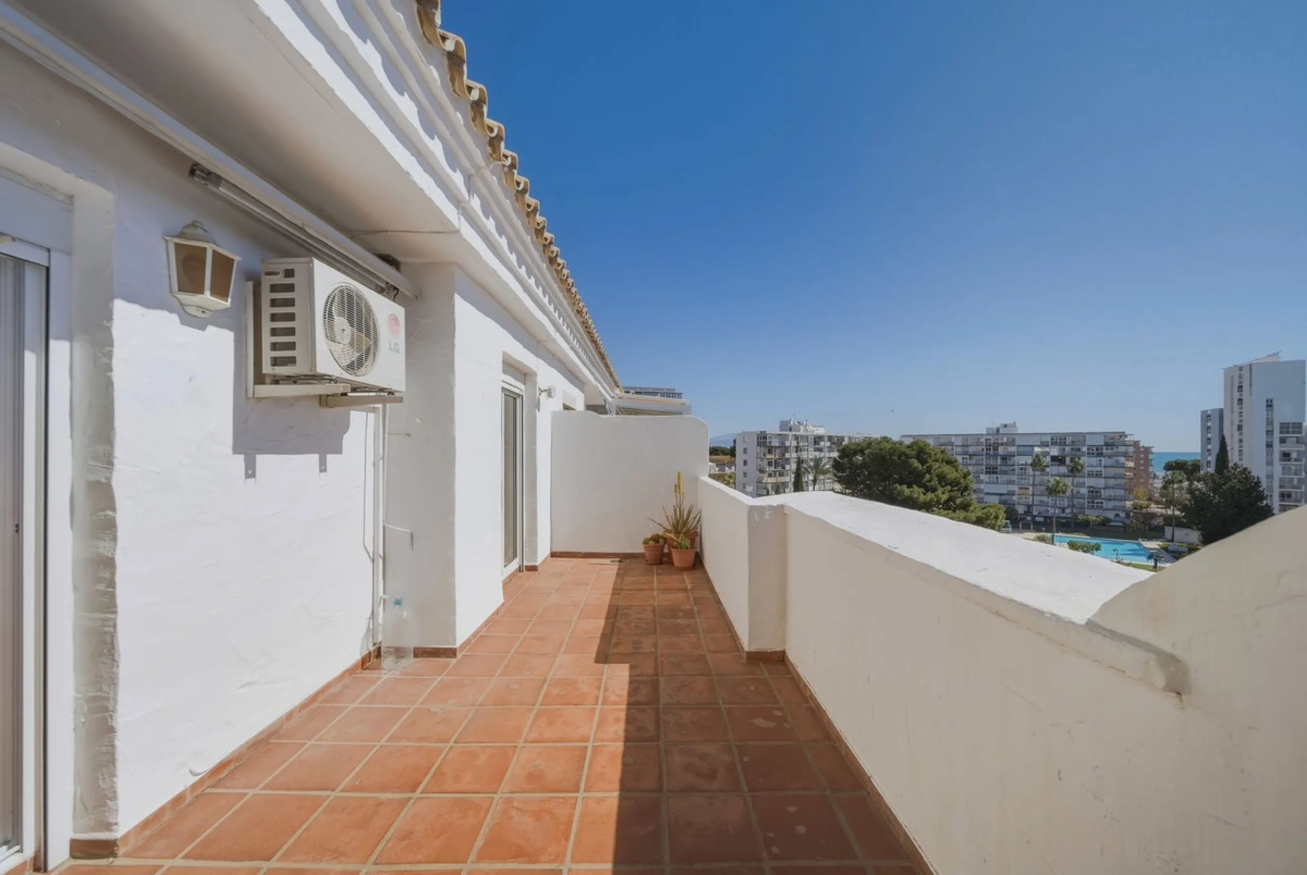 There are properties that tick boxes and there are properties that stop you in your tracks. This is the latter. Perched on the top floor of the popular Nueva Plaza Bonanza complex in Benalmádena Costa, this exceptional south-facing penthouse apartment off