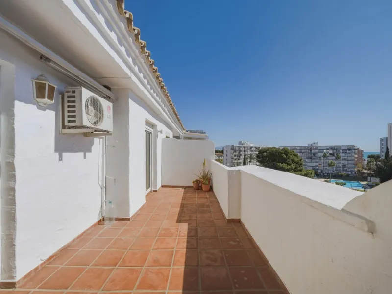 There are properties that tick boxes and there are properties that stop you in your tracks. This is the latter. Perched on the top floor of the popular Nueva Plaza Bonanza complex in Benalmádena Costa, this exceptional south-facing penthouse apartment off
