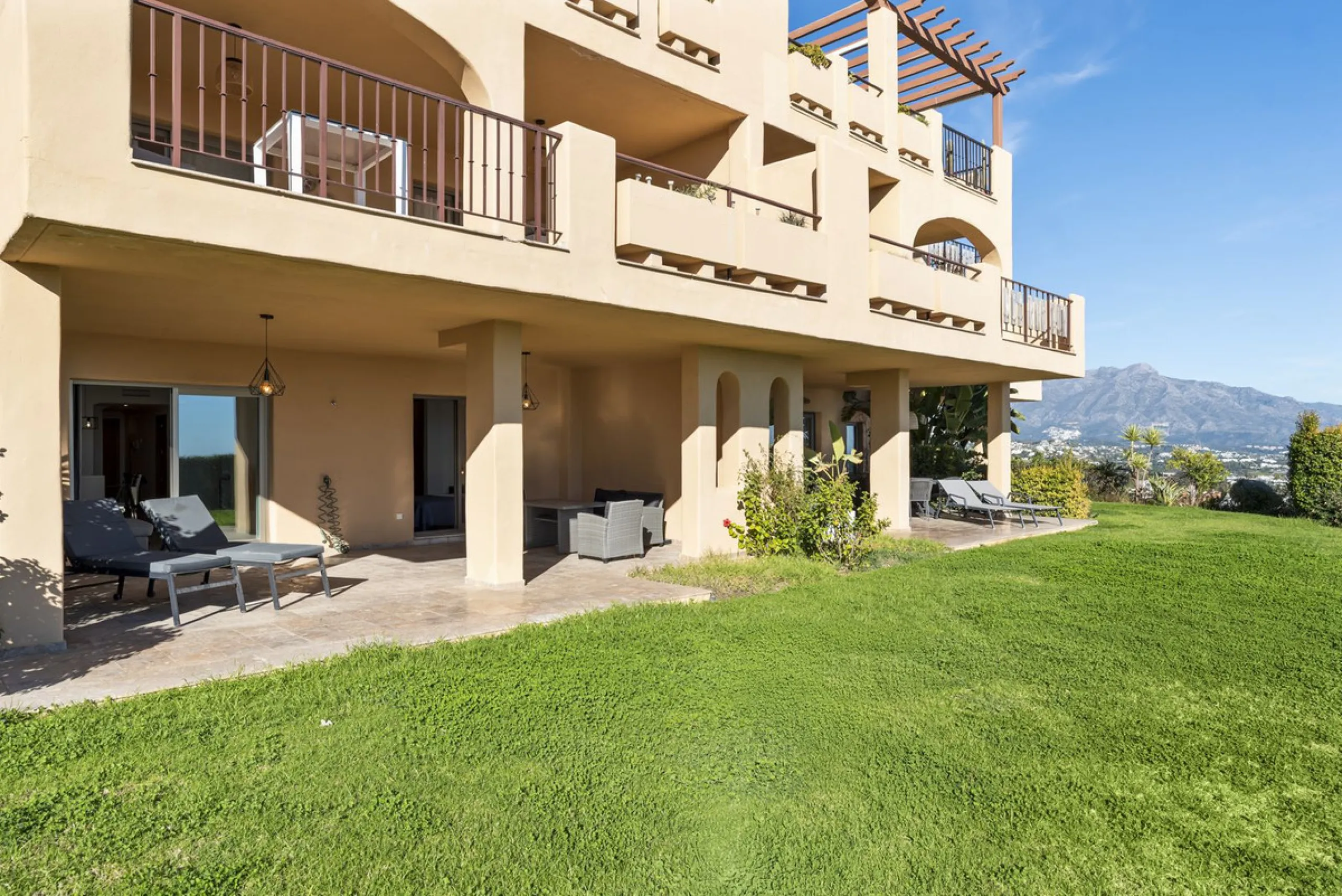 We are proud to present this luxurious ground-floor apartment, located within an exclusive gated and secure community renowned for its abundance of swimming pools and beautifully maintained green spaces.