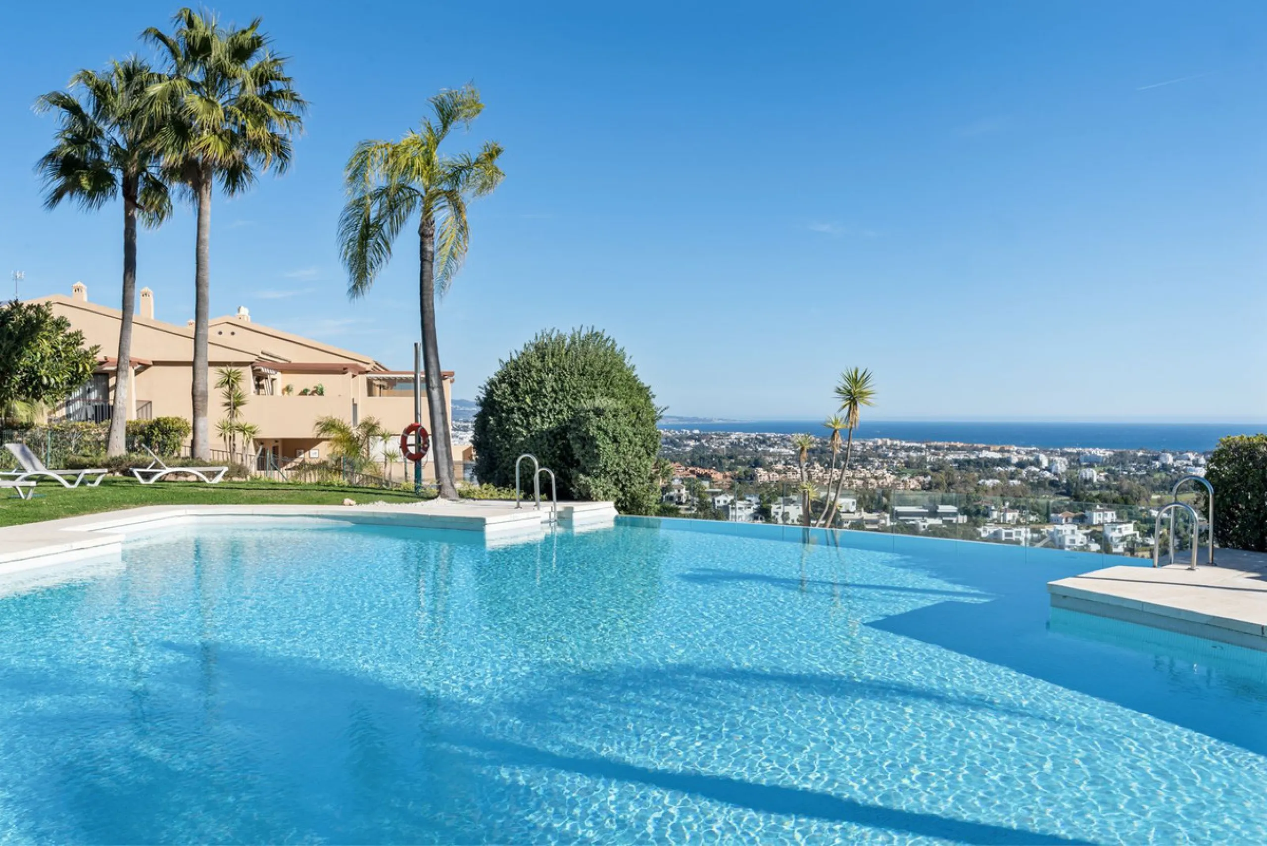 We are proud to present this luxurious ground-floor apartment, located within an exclusive gated and secure community renowned for its abundance of swimming pools and beautifully maintained green spaces.