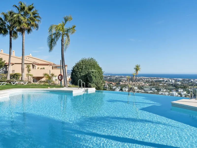 We are proud to present this luxurious ground-floor apartment, located within an exclusive gated and secure community renowned for its abundance of swimming pools and beautifully maintained green spaces.