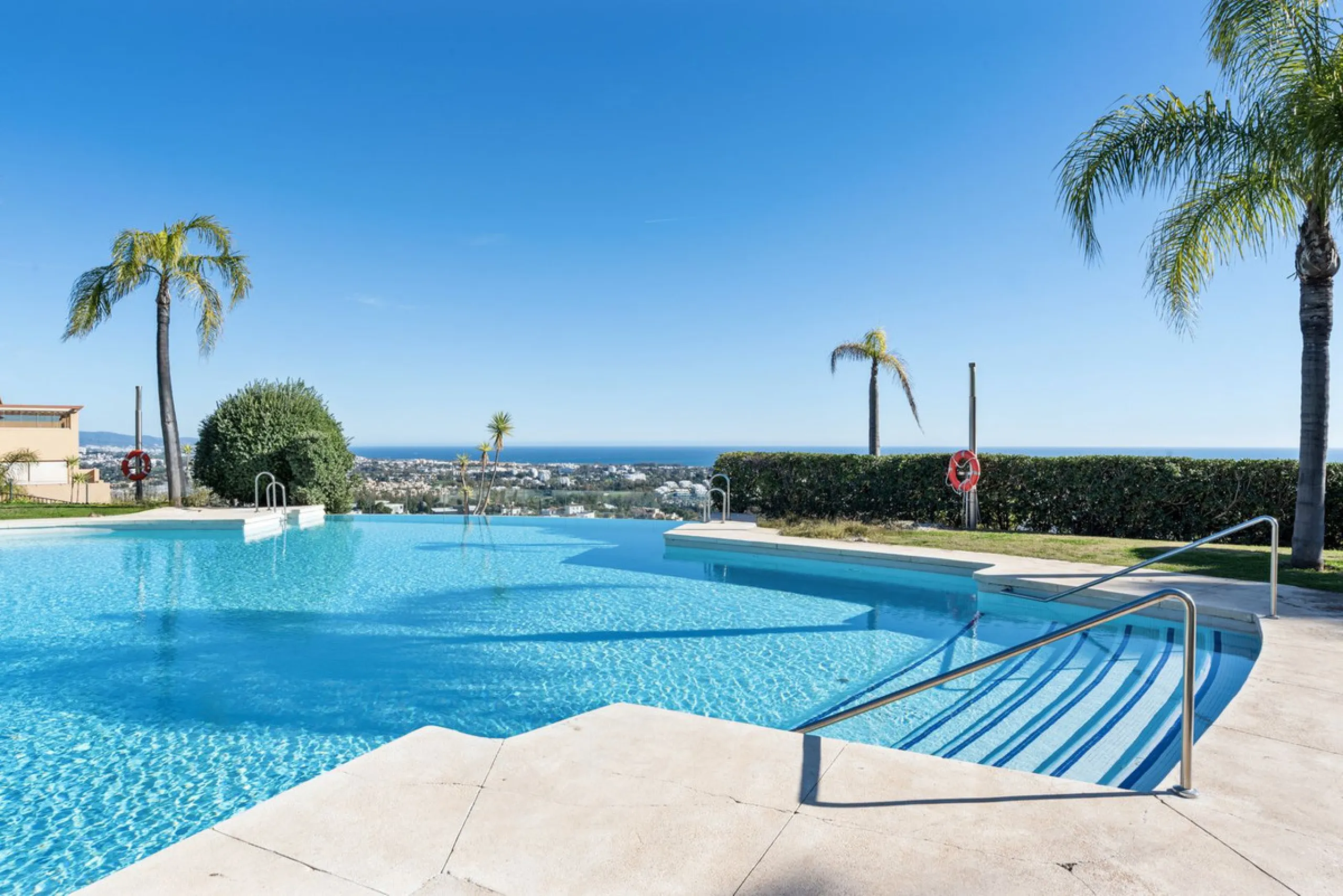 We are proud to present this luxurious ground-floor apartment, located within an exclusive gated and secure community renowned for its abundance of swimming pools and beautifully maintained green spaces.