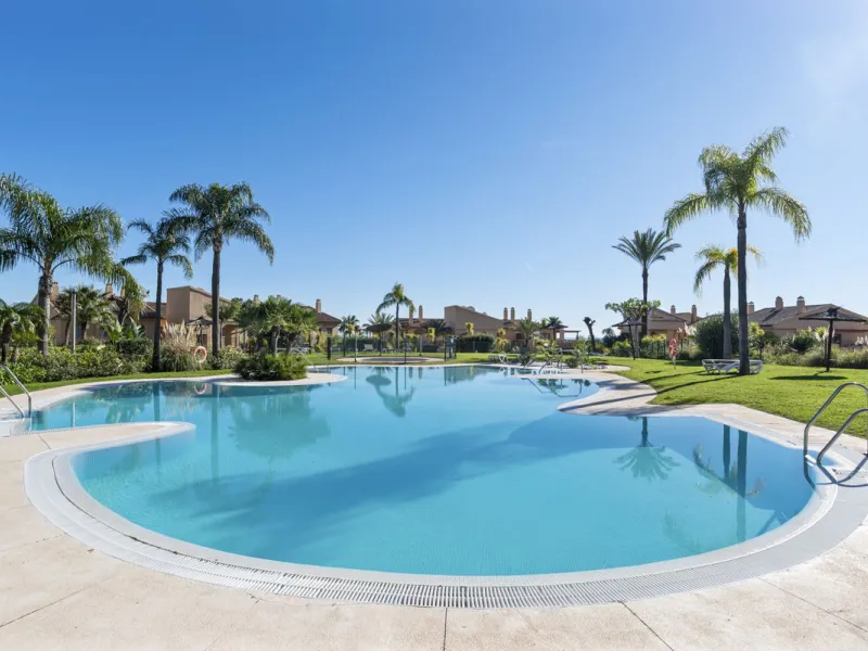 We are proud to present this luxurious ground-floor apartment, located within an exclusive gated and secure community renowned for its abundance of swimming pools and beautifully maintained green spaces.