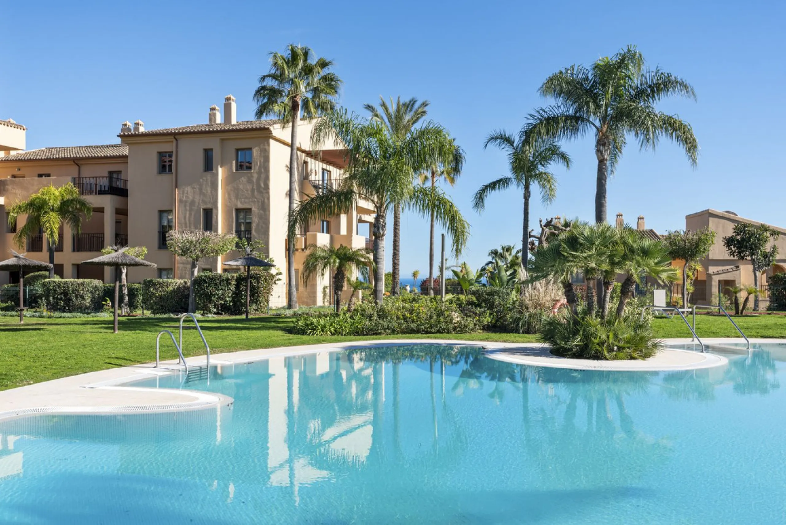 We are proud to present this luxurious ground-floor apartment, located within an exclusive gated and secure community renowned for its abundance of swimming pools and beautifully maintained green spaces.