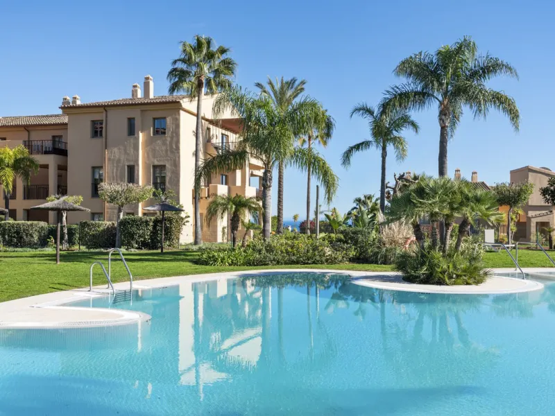 We are proud to present this luxurious ground-floor apartment, located within an exclusive gated and secure community renowned for its abundance of swimming pools and beautifully maintained green spaces.