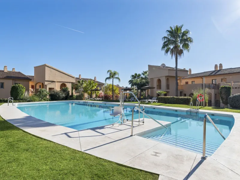 We are proud to present this luxurious ground-floor apartment, located within an exclusive gated and secure community renowned for its abundance of swimming pools and beautifully maintained green spaces.