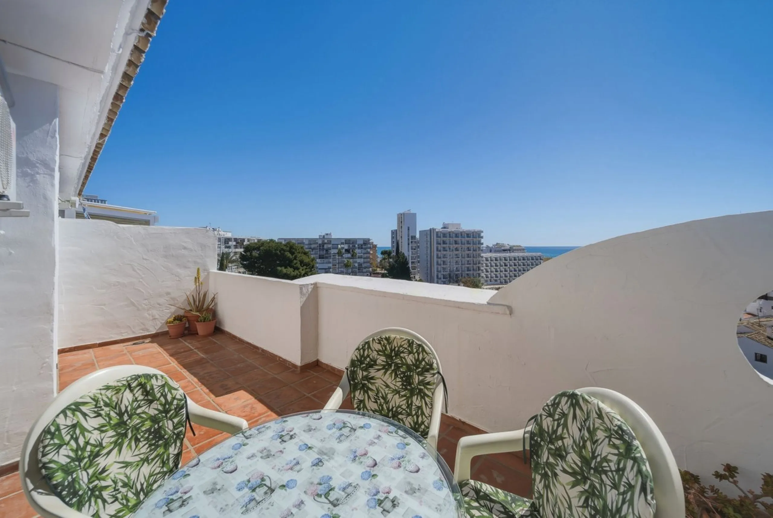 There are properties that tick boxes and there are properties that stop you in your tracks. This is the latter. Perched on the top floor of the popular Nueva Plaza Bonanza complex in Benalmádena Costa, this exceptional south-facing penthouse apartment off