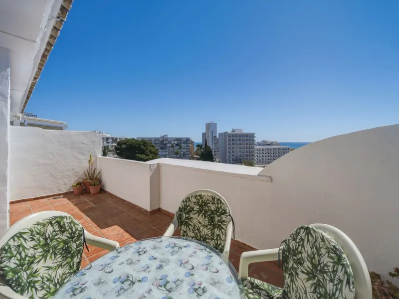 There are properties that tick boxes and there are properties that stop you in your tracks. This is the latter. Perched on the top floor of the popular Nueva Plaza Bonanza complex in Benalmádena Costa, this exceptional south-facing penthouse apartment off