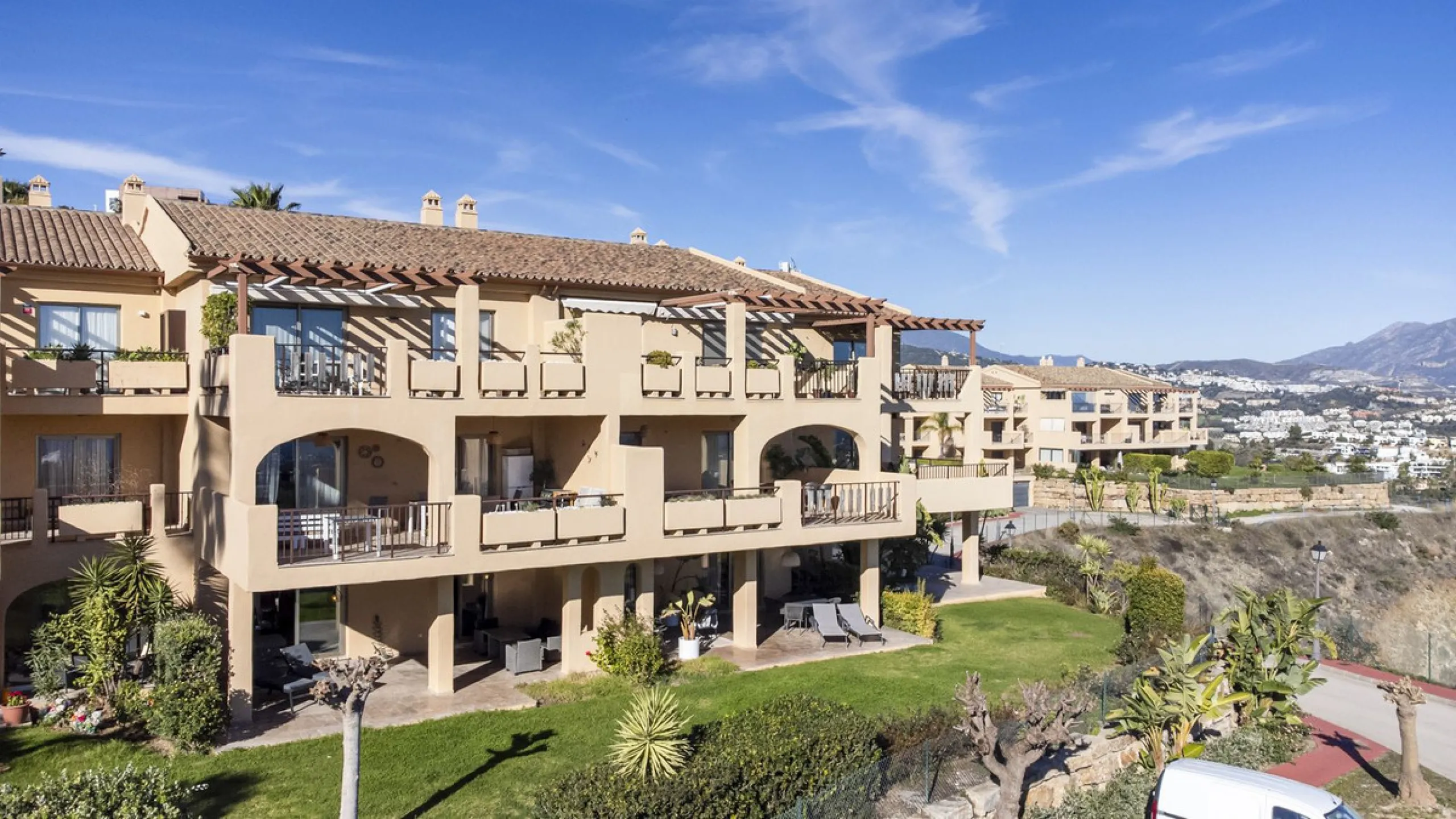 We are proud to present this luxurious ground-floor apartment, located within an exclusive gated and secure community renowned for its abundance of swimming pools and beautifully maintained green spaces.