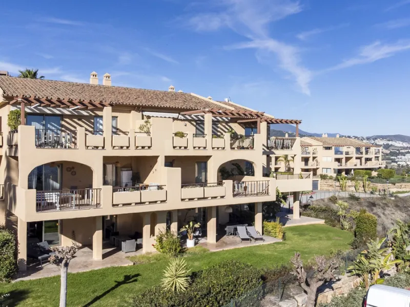 We are proud to present this luxurious ground-floor apartment, located within an exclusive gated and secure community renowned for its abundance of swimming pools and beautifully maintained green spaces.