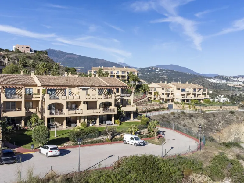 We are proud to present this luxurious ground-floor apartment, located within an exclusive gated and secure community renowned for its abundance of swimming pools and beautifully maintained green spaces.