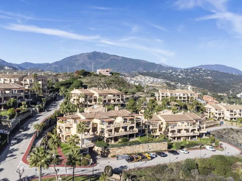We are proud to present this luxurious ground-floor apartment, located within an exclusive gated and secure community renowned for its abundance of swimming pools and beautifully maintained green spaces.