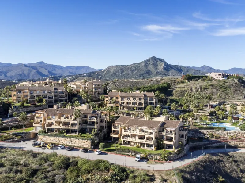 We are proud to present this luxurious ground-floor apartment, located within an exclusive gated and secure community renowned for its abundance of swimming pools and beautifully maintained green spaces.