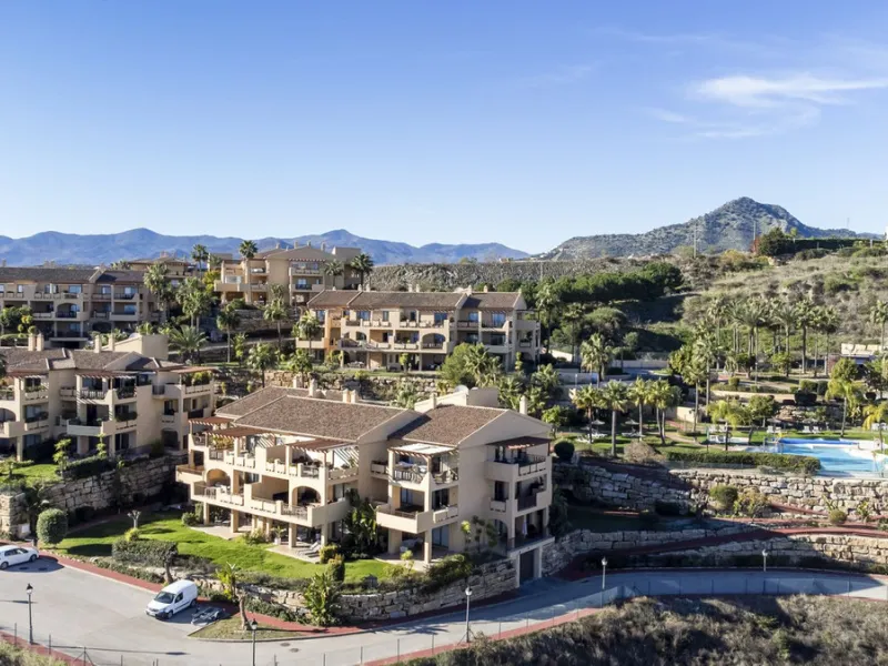 We are proud to present this luxurious ground-floor apartment, located within an exclusive gated and secure community renowned for its abundance of swimming pools and beautifully maintained green spaces.