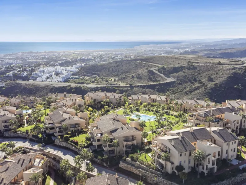 We are proud to present this luxurious ground-floor apartment, located within an exclusive gated and secure community renowned for its abundance of swimming pools and beautifully maintained green spaces.
