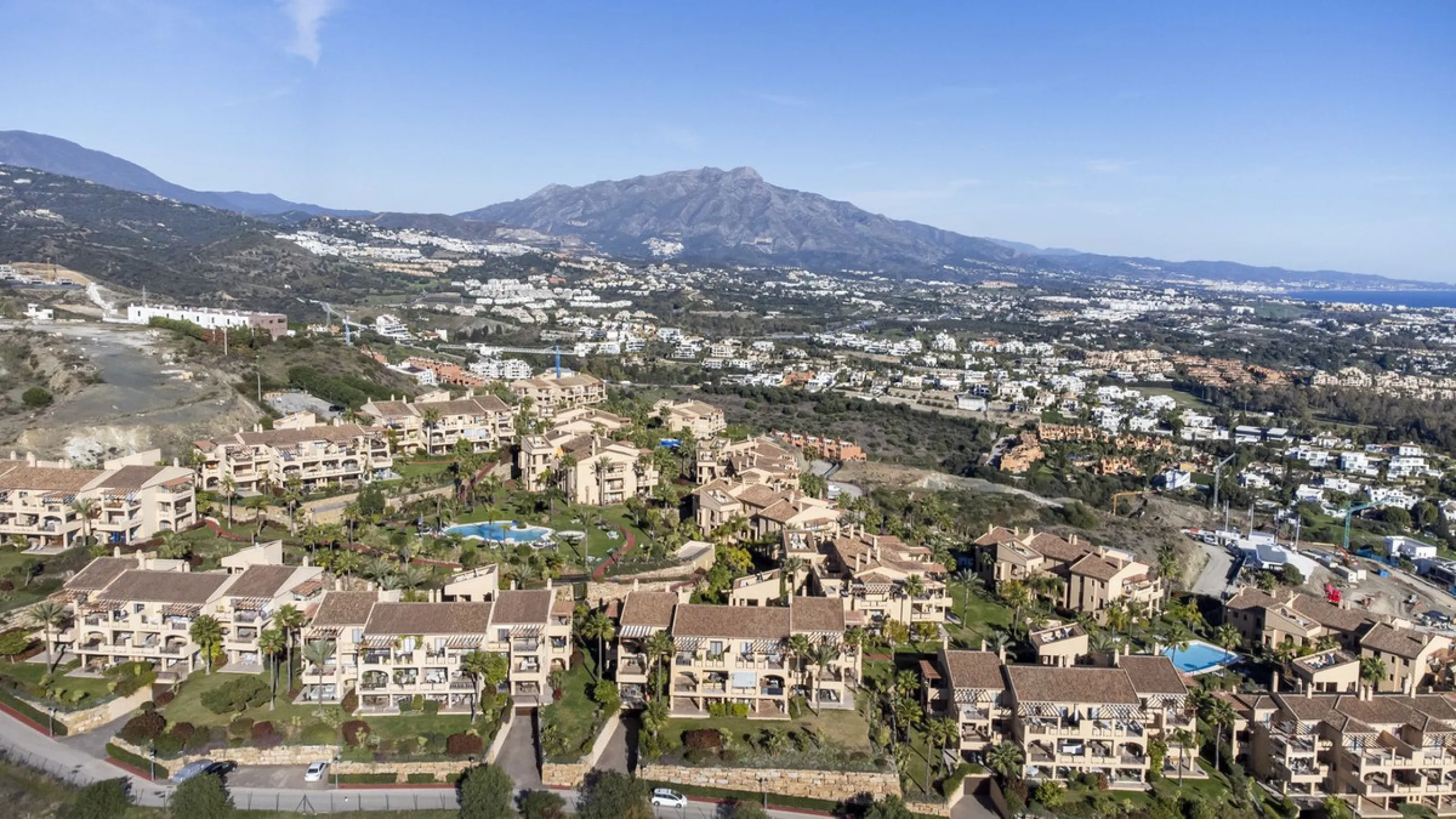 We are proud to present this luxurious ground-floor apartment, located within an exclusive gated and secure community renowned for its abundance of swimming pools and beautifully maintained green spaces.