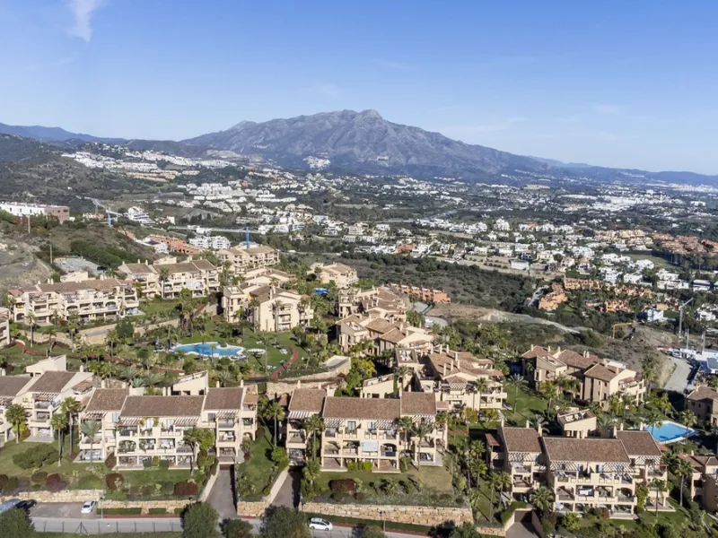 We are proud to present this luxurious ground-floor apartment, located within an exclusive gated and secure community renowned for its abundance of swimming pools and beautifully maintained green spaces.