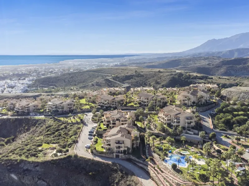 We are proud to present this luxurious ground-floor apartment, located within an exclusive gated and secure community renowned for its abundance of swimming pools and beautifully maintained green spaces.