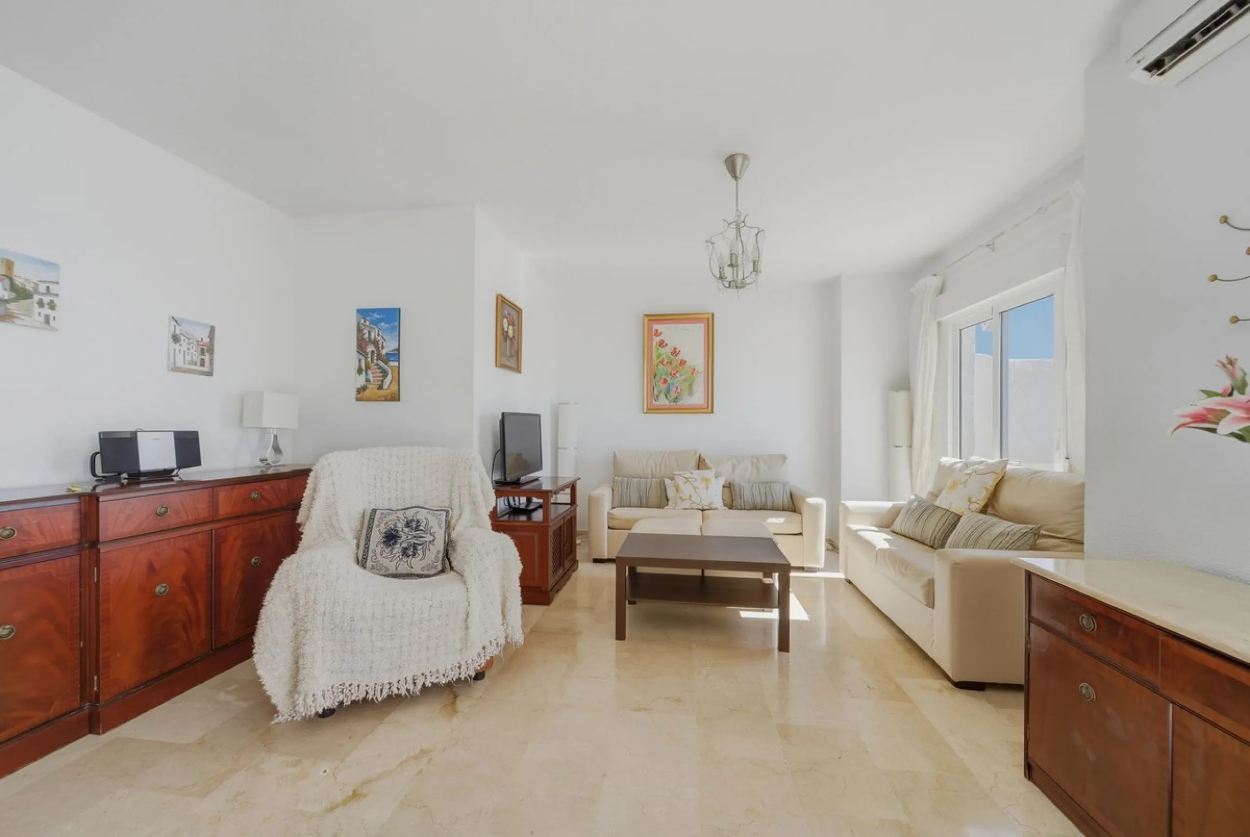 There are properties that tick boxes and there are properties that stop you in your tracks. This is the latter. Perched on the top floor of the popular Nueva Plaza Bonanza complex in Benalmádena Costa, this exceptional south-facing penthouse apartment off