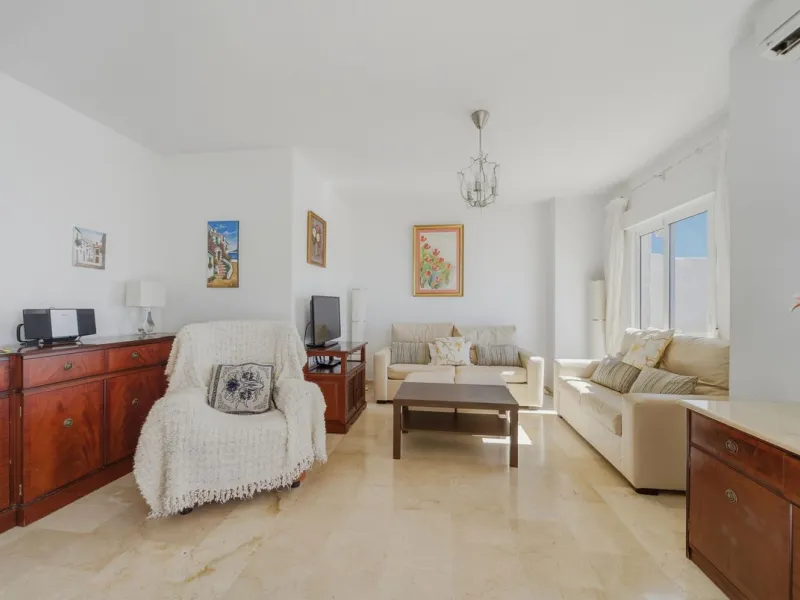 There are properties that tick boxes and there are properties that stop you in your tracks. This is the latter. Perched on the top floor of the popular Nueva Plaza Bonanza complex in Benalmádena Costa, this exceptional south-facing penthouse apartment off