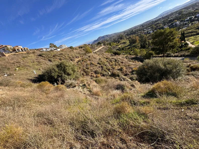 Looking for a place to build your dream home with spectacular views or to make a smart investment in a privileged environment?
