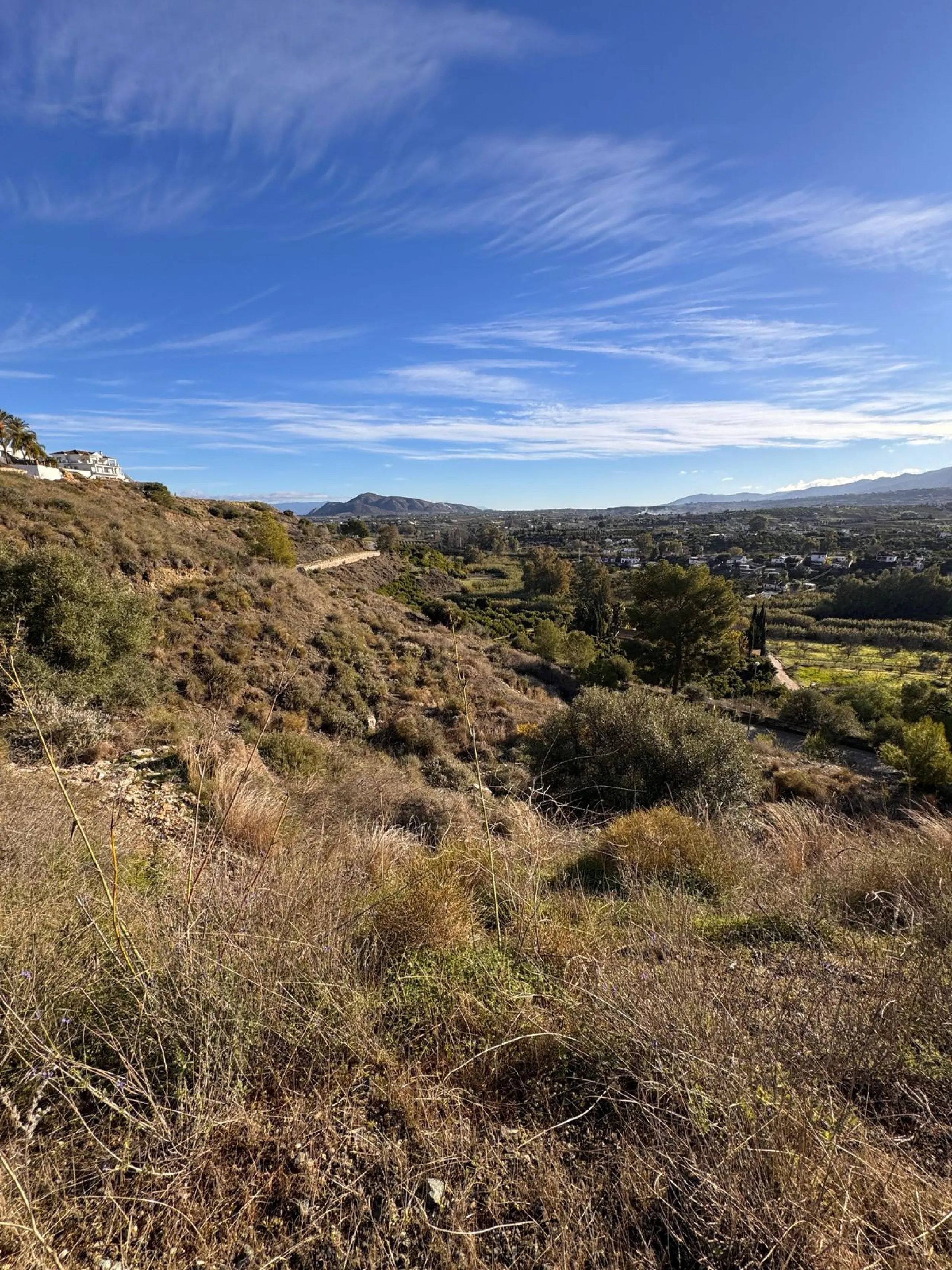 Looking for a place to build your dream home with spectacular views or to make a smart investment in a privileged environment?