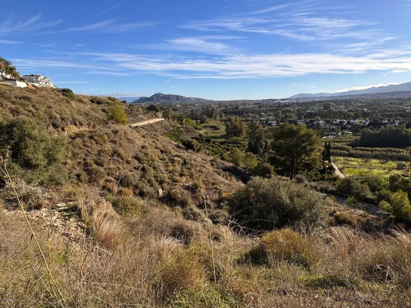 Looking for a place to build your dream home with spectacular views or to make a smart investment in a privileged environment?