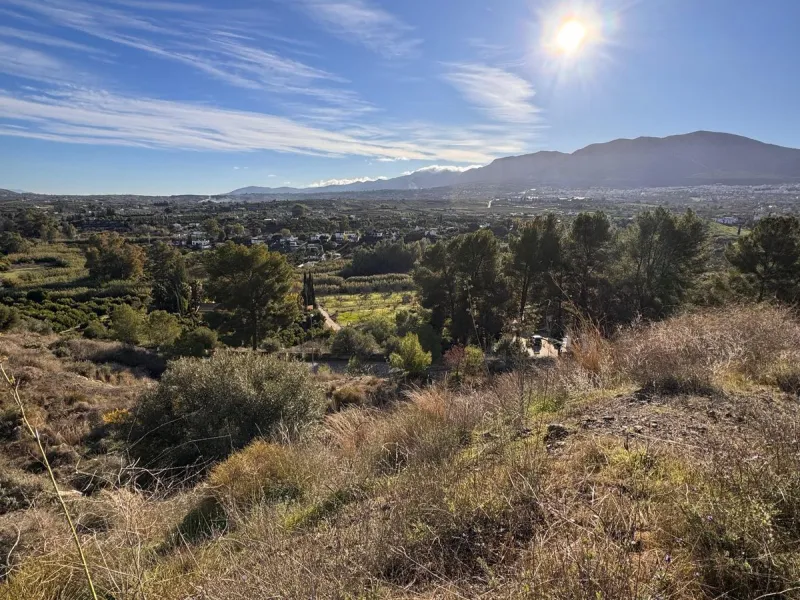 Looking for a place to build your dream home with spectacular views or to make a smart investment in a privileged environment?