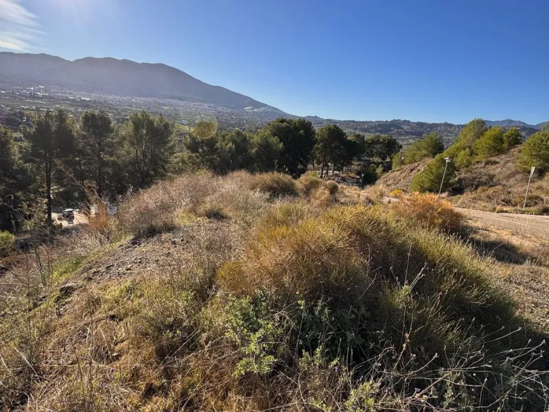 Looking for a place to build your dream home with spectacular views or to make a smart investment in a privileged environment?