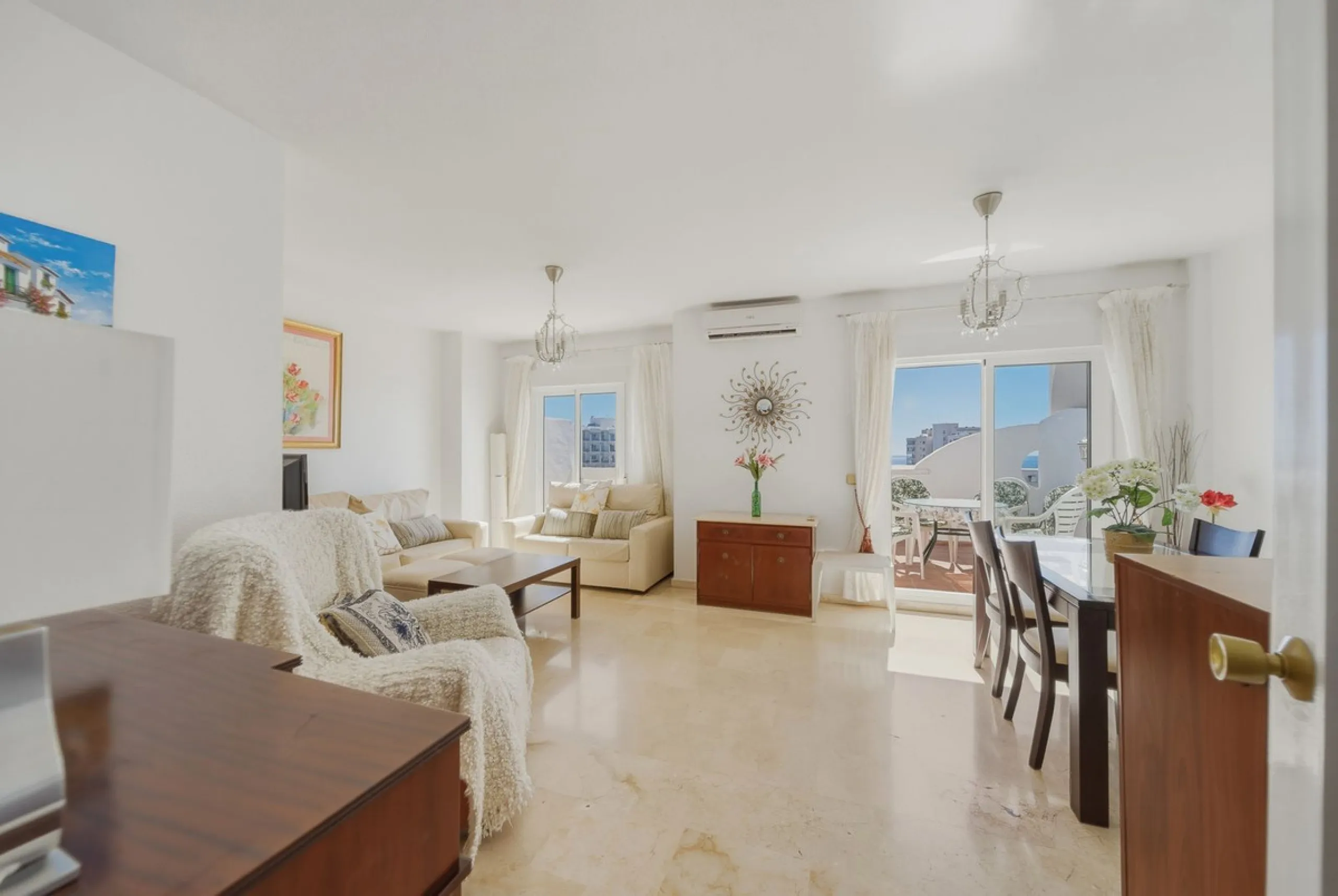 There are properties that tick boxes and there are properties that stop you in your tracks. This is the latter. Perched on the top floor of the popular Nueva Plaza Bonanza complex in Benalmádena Costa, this exceptional south-facing penthouse apartment off