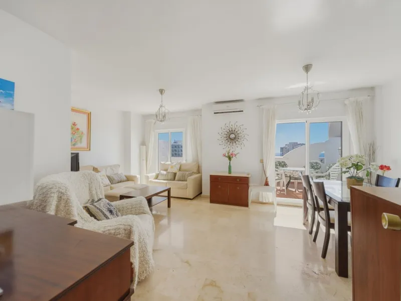 There are properties that tick boxes and there are properties that stop you in your tracks. This is the latter. Perched on the top floor of the popular Nueva Plaza Bonanza complex in Benalmádena Costa, this exceptional south-facing penthouse apartment off