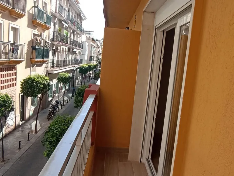 Located just 100 meters from the sea, this spectacular, fully renovated apartment is situated in one of the most desirable areas of Fuengirola.