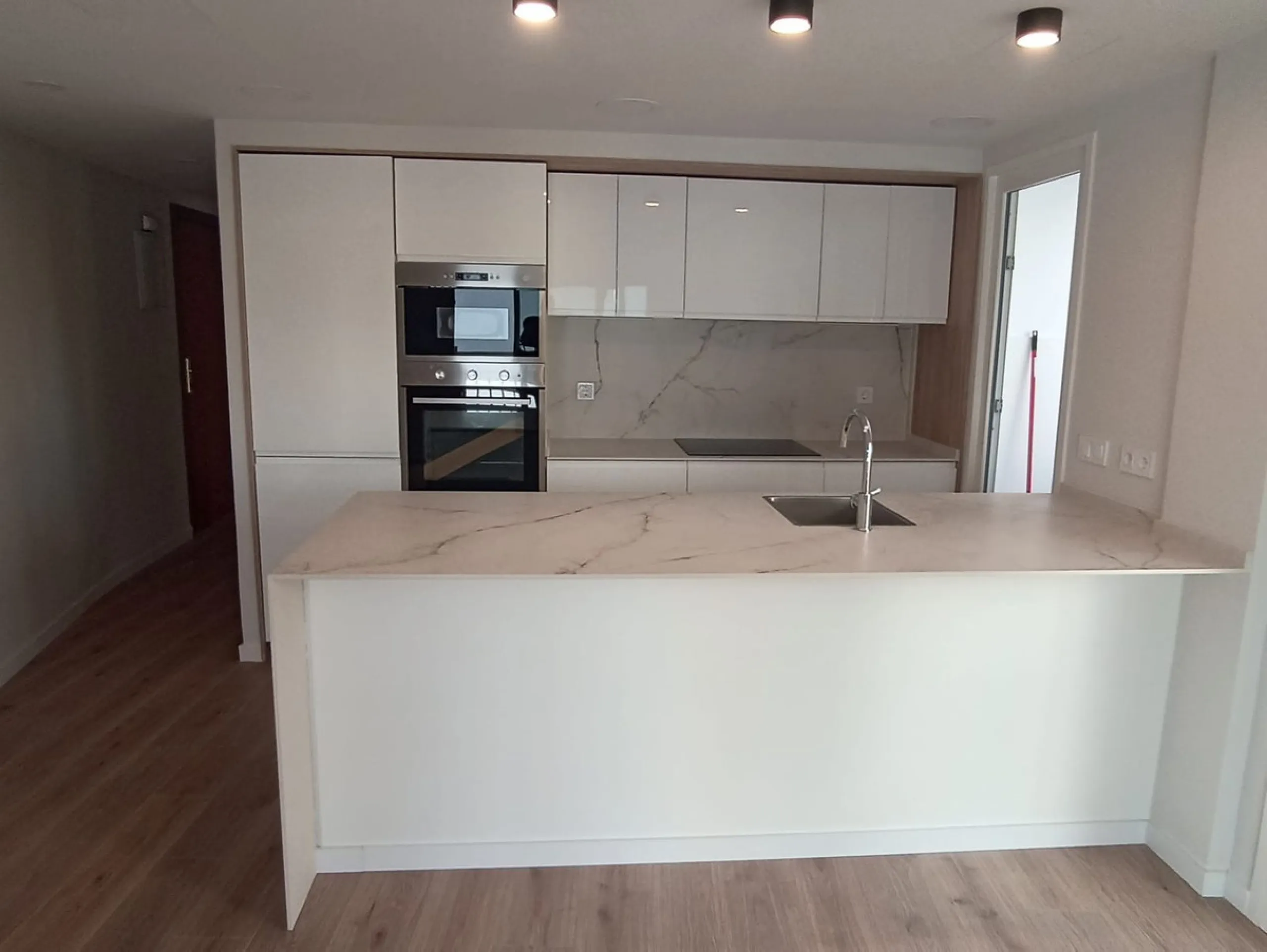 Apartment - Middle Floor Apartment в продаже в Fuengirola, Málaga. В доме 3 спален и 1 ванных комнат. Площадь дома 100 м²