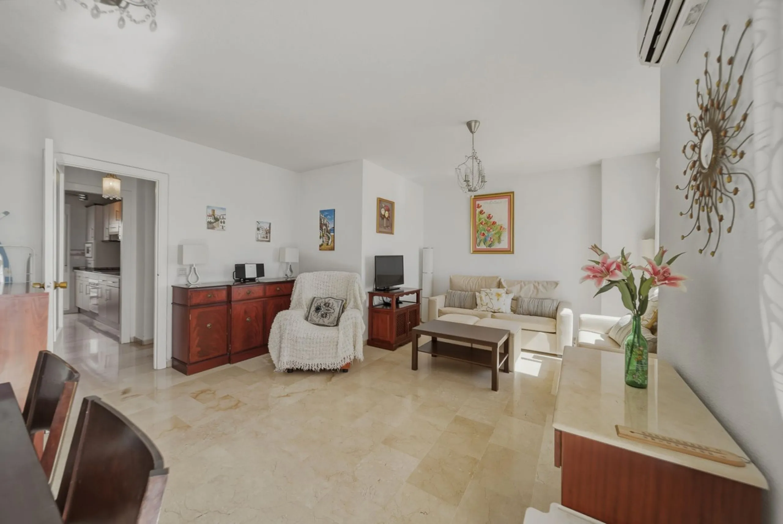 There are properties that tick boxes and there are properties that stop you in your tracks. This is the latter. Perched on the top floor of the popular Nueva Plaza Bonanza complex in Benalmádena Costa, this exceptional south-facing penthouse apartment off