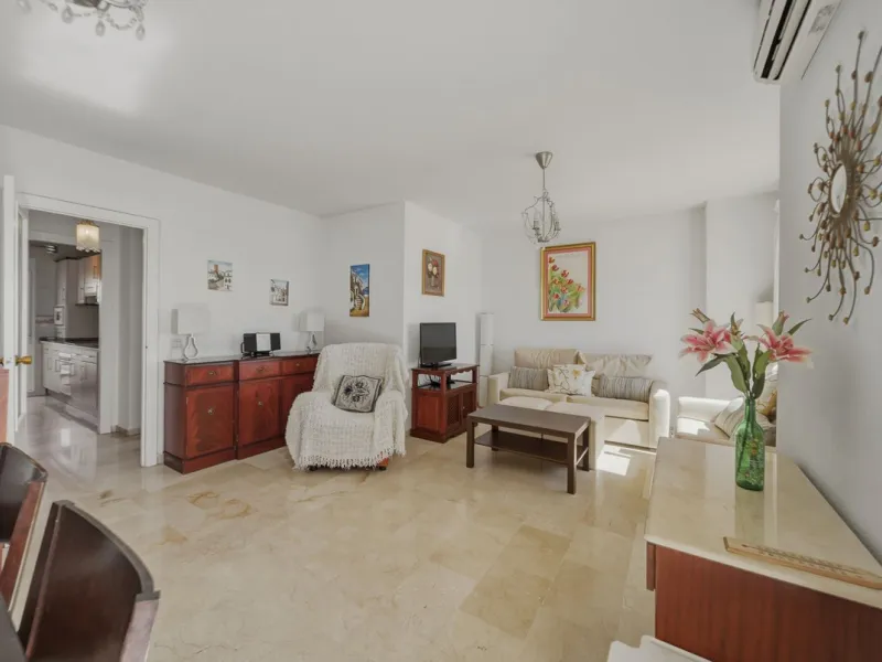 There are properties that tick boxes and there are properties that stop you in your tracks. This is the latter. Perched on the top floor of the popular Nueva Plaza Bonanza complex in Benalmádena Costa, this exceptional south-facing penthouse apartment off