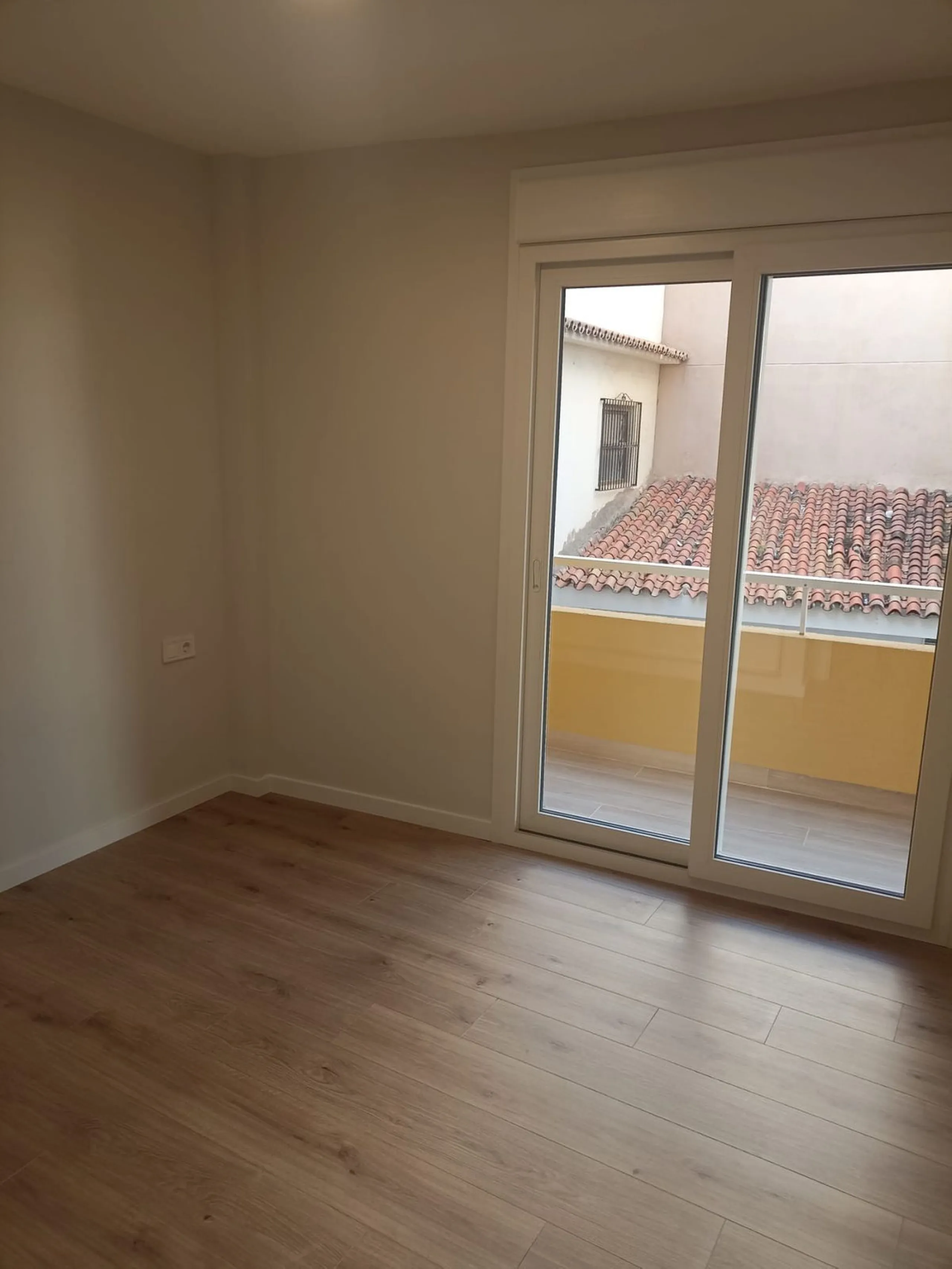 Apartment - Middle Floor Apartment в продаже в Fuengirola, Málaga. В доме 3 спален и 1 ванных комнат. Площадь дома 100 м²