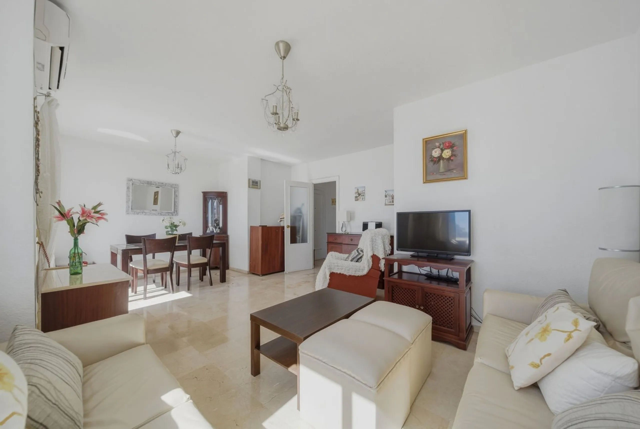 There are properties that tick boxes and there are properties that stop you in your tracks. This is the latter. Perched on the top floor of the popular Nueva Plaza Bonanza complex in Benalmádena Costa, this exceptional south-facing penthouse apartment off