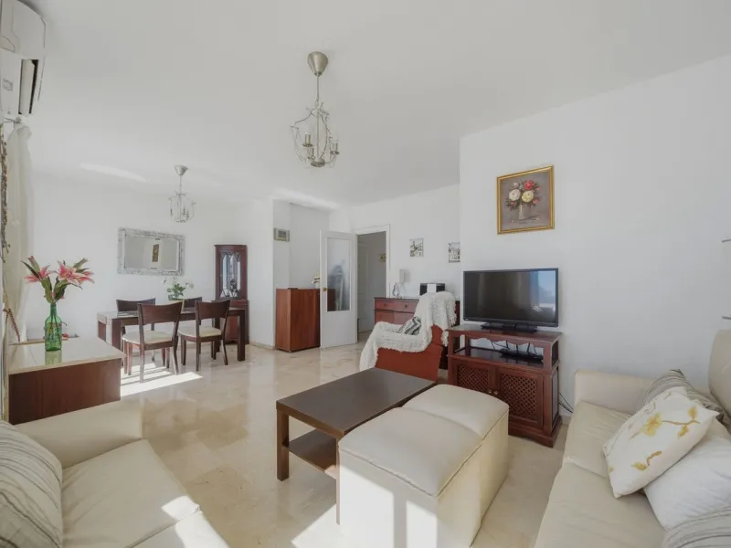 There are properties that tick boxes and there are properties that stop you in your tracks. This is the latter. Perched on the top floor of the popular Nueva Plaza Bonanza complex in Benalmádena Costa, this exceptional south-facing penthouse apartment off