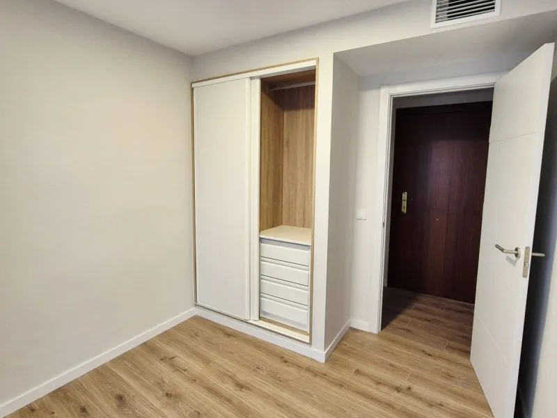 Apartment - Middle Floor Apartment в продаже в Fuengirola, Málaga. В доме 3 спален и 1 ванных комнат. Площадь дома 100 м²