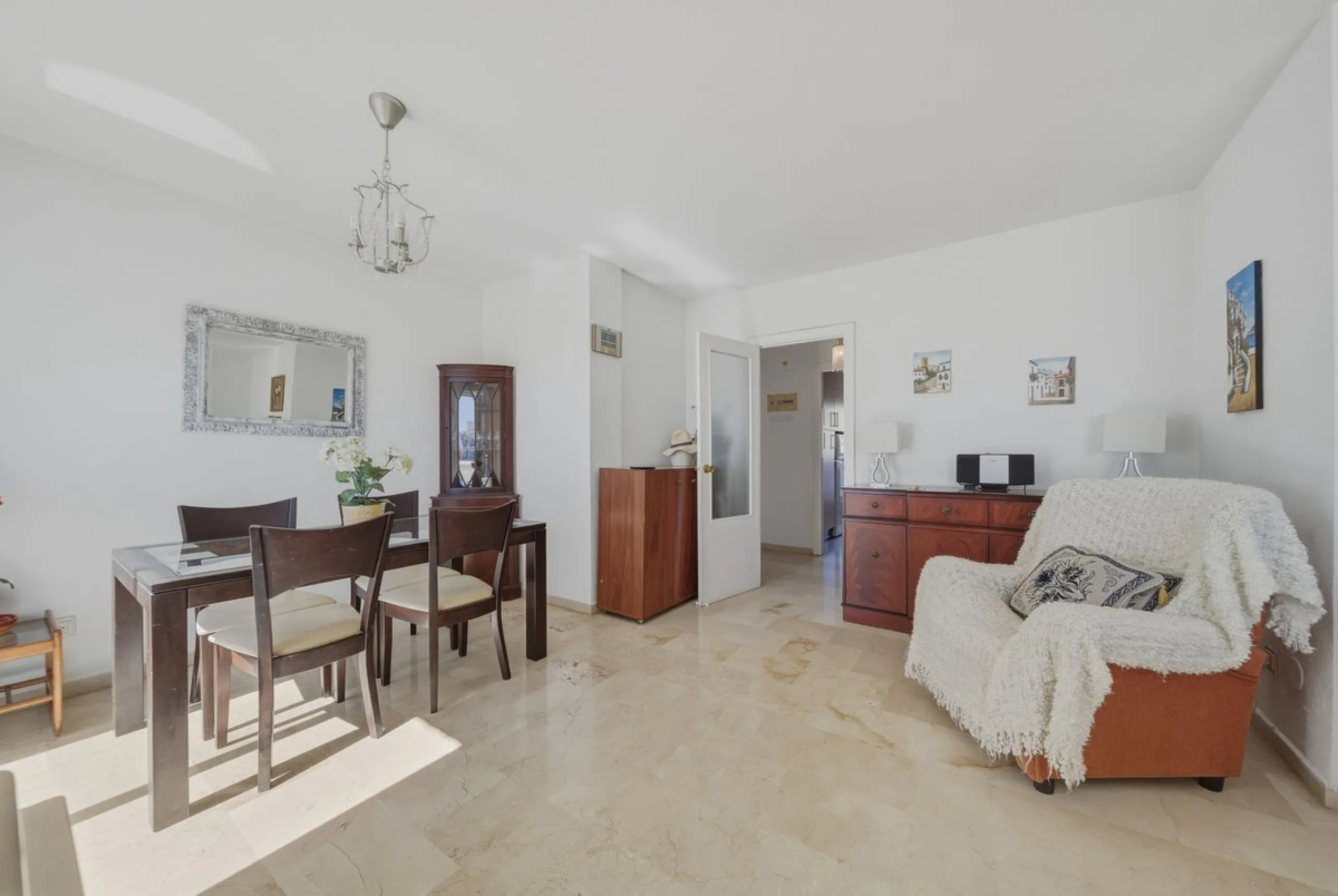 There are properties that tick boxes and there are properties that stop you in your tracks. This is the latter. Perched on the top floor of the popular Nueva Plaza Bonanza complex in Benalmádena Costa, this exceptional south-facing penthouse apartment off
