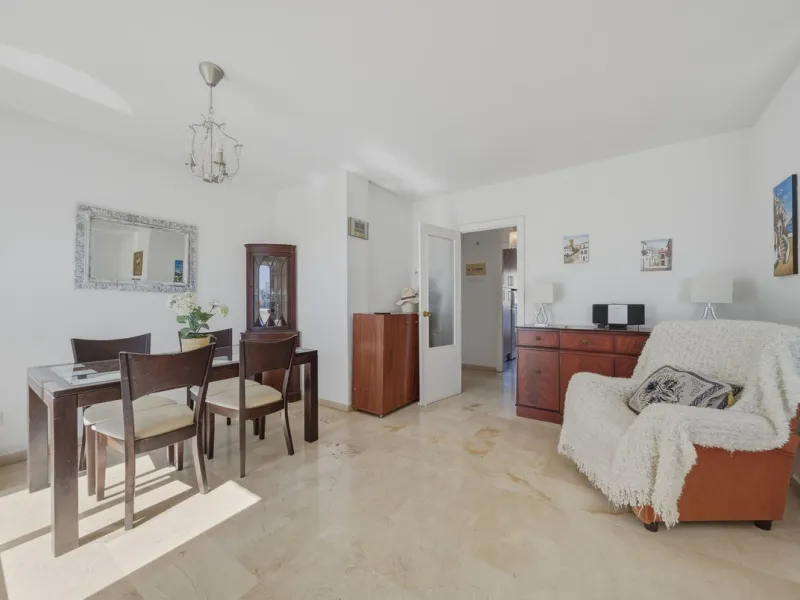 There are properties that tick boxes and there are properties that stop you in your tracks. This is the latter. Perched on the top floor of the popular Nueva Plaza Bonanza complex in Benalmádena Costa, this exceptional south-facing penthouse apartment off