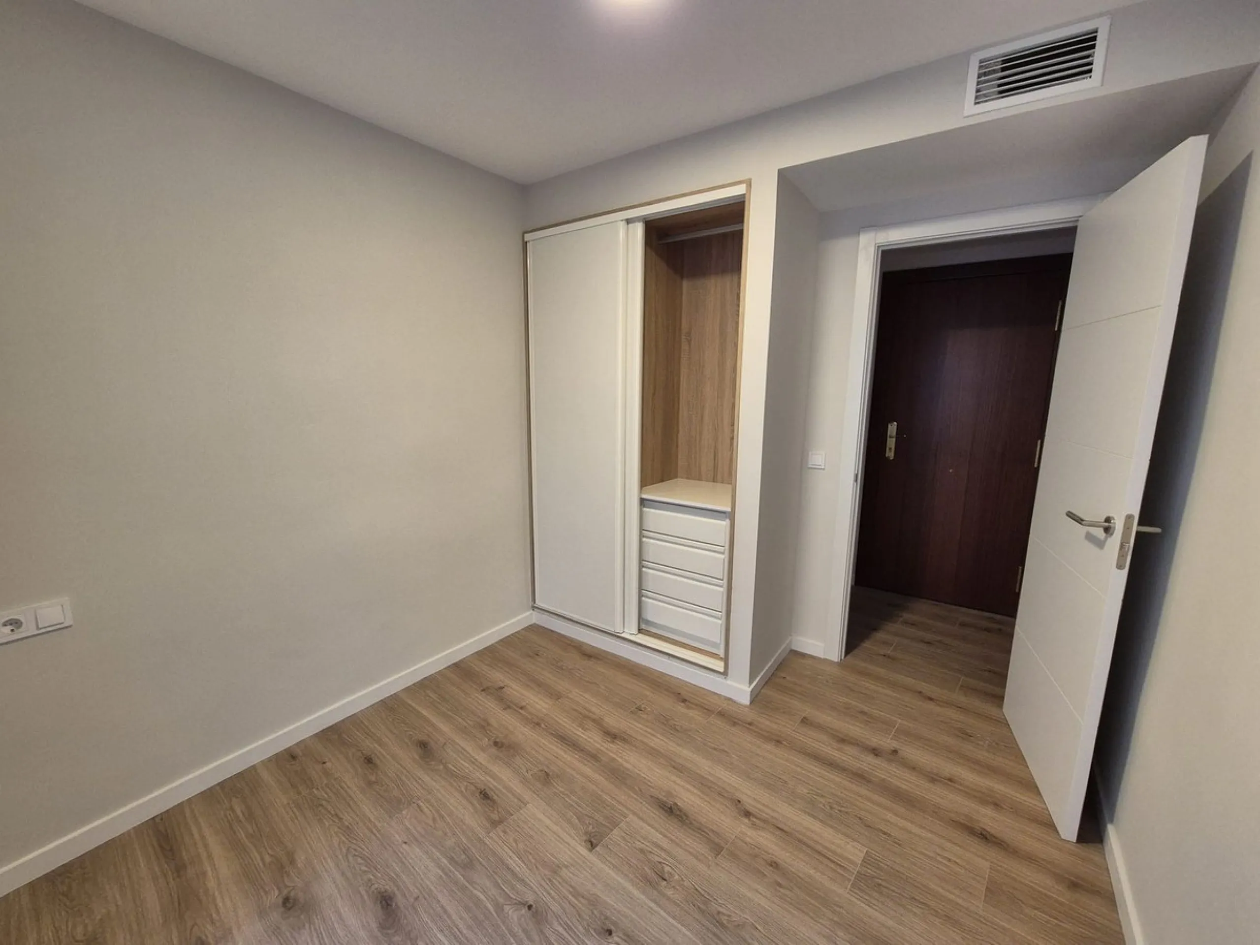 Apartment - Middle Floor Apartment в продаже в Fuengirola, Málaga. В доме 3 спален и 1 ванных комнат. Площадь дома 100 м²