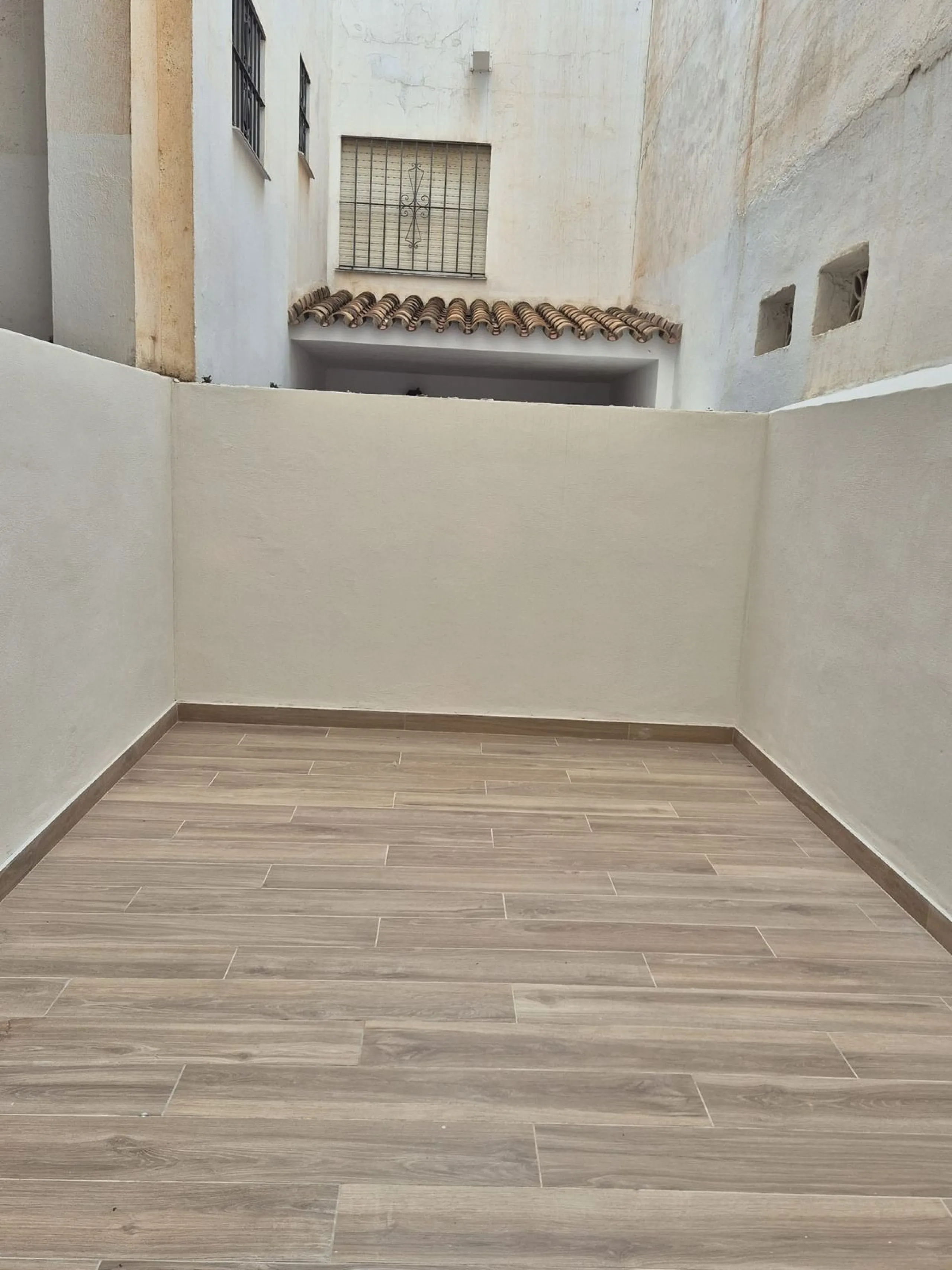 Apartment - Middle Floor Apartment в продаже в Fuengirola, Málaga. В доме 3 спален и 1 ванных комнат. Площадь дома 100 м²