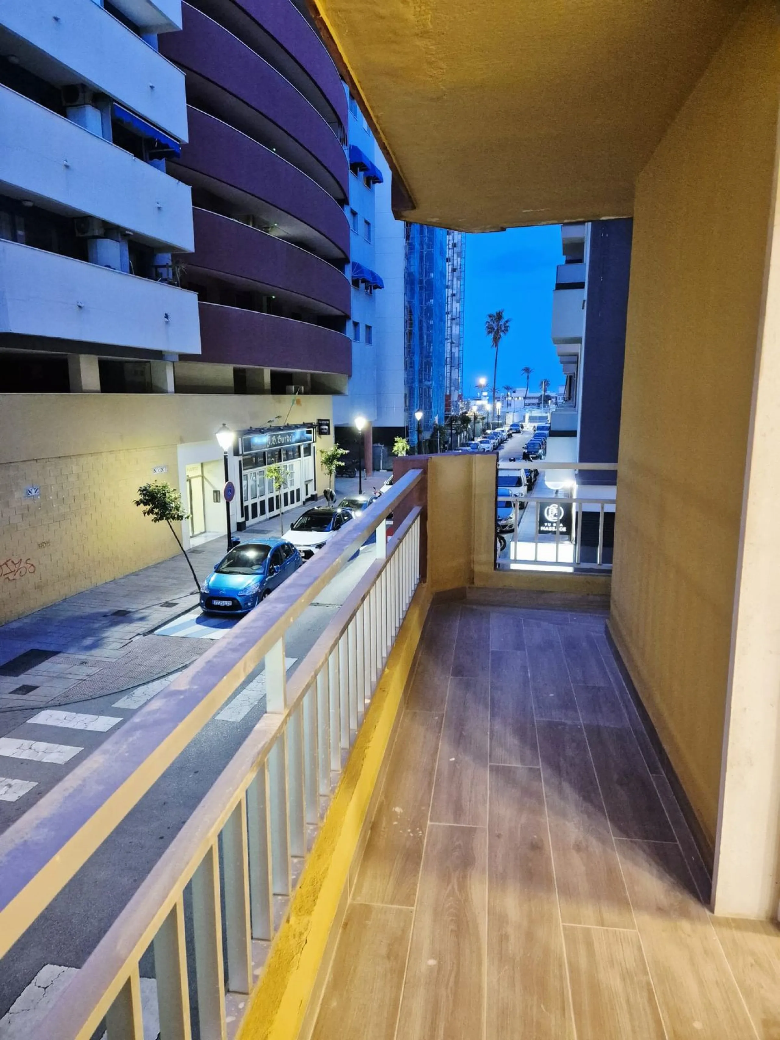 Apartment - Middle Floor Apartment в продаже в Fuengirola, Málaga. В доме 3 спален и 1 ванных комнат. Площадь дома 100 м²