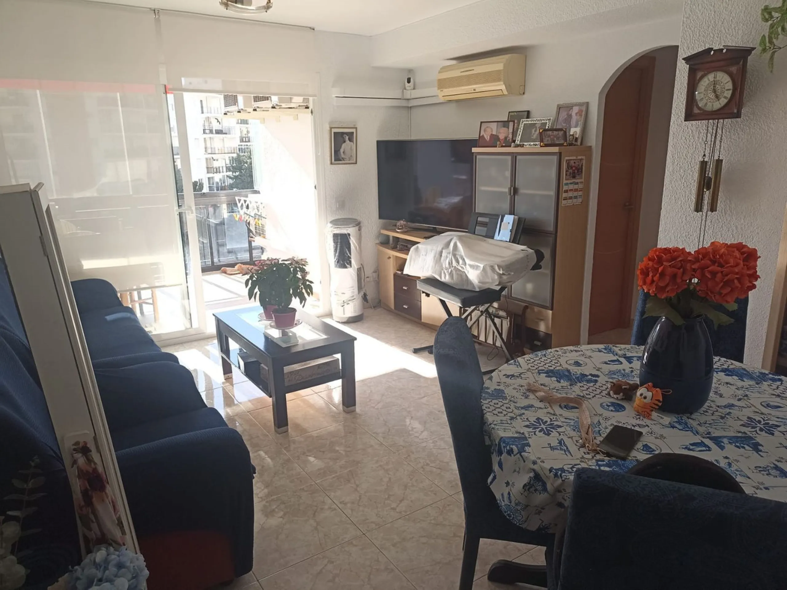 In the vibrant heart of Los Boliches, Fuengirola, we present this magnificent renovated apartment with a generous 90 square meters of living space.