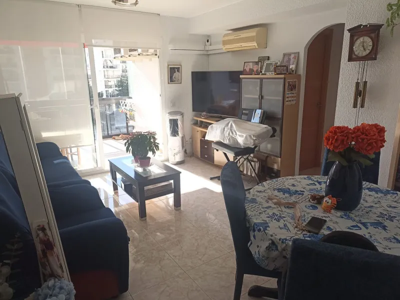 In the vibrant heart of Los Boliches, Fuengirola, we present this magnificent renovated apartment with a generous 90 square meters of living space.
